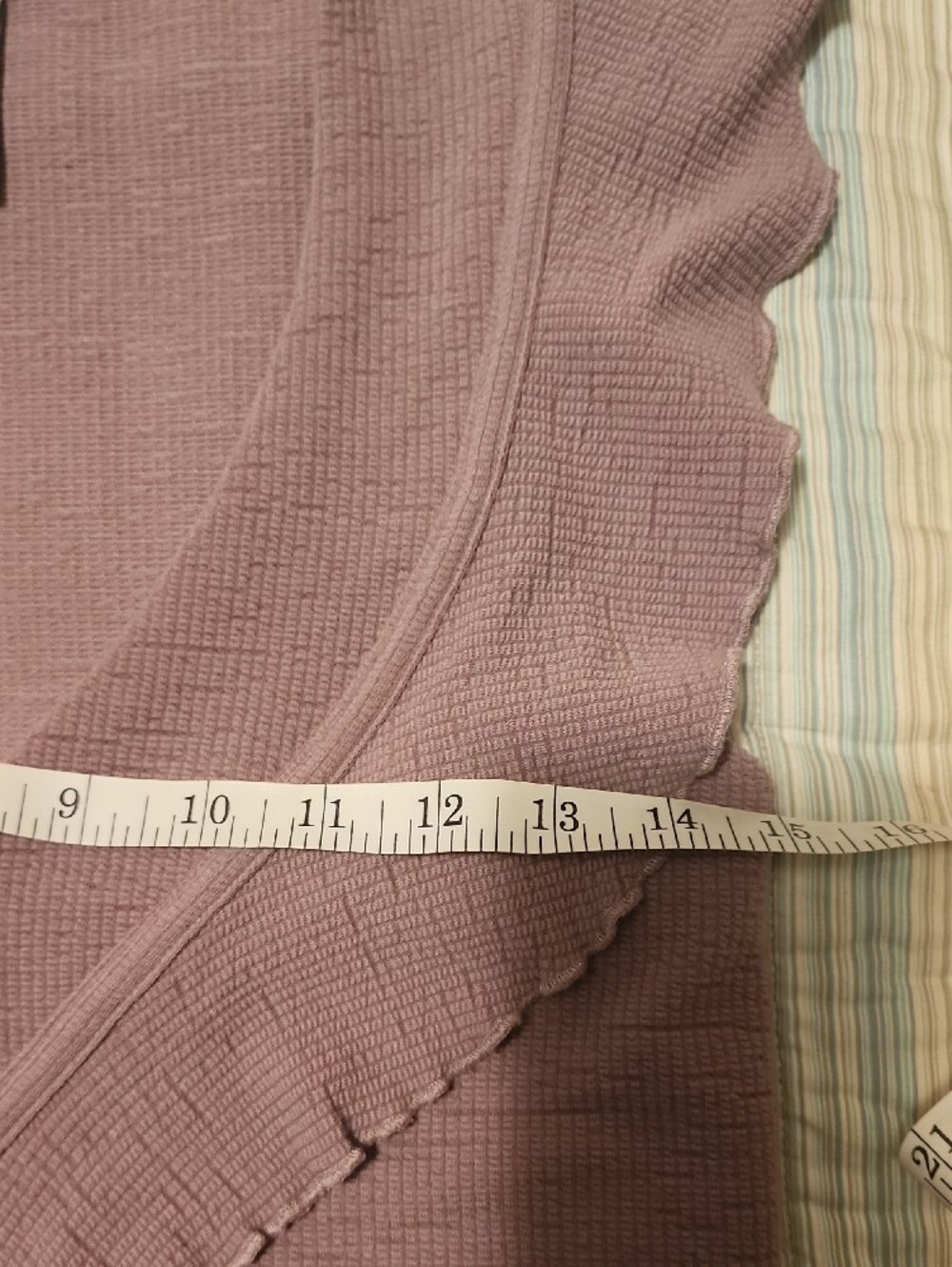 American Rag Mauve Ruffled V-Neck Women's Top - Picture 5 of 6